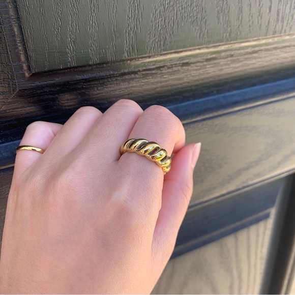18k gold Twisty ring, twisted ring, stacking ring gold, gold croissant ring - Picture 2 of 4